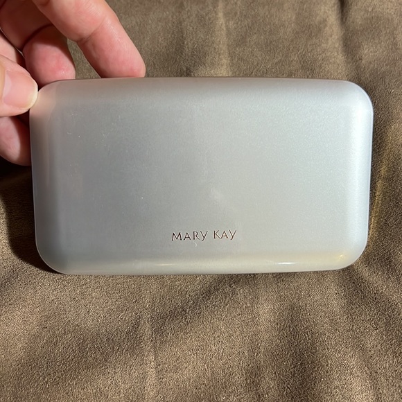 Mary Kay Signature Compact for power and crème to powder foundation - Picture 2 of 3